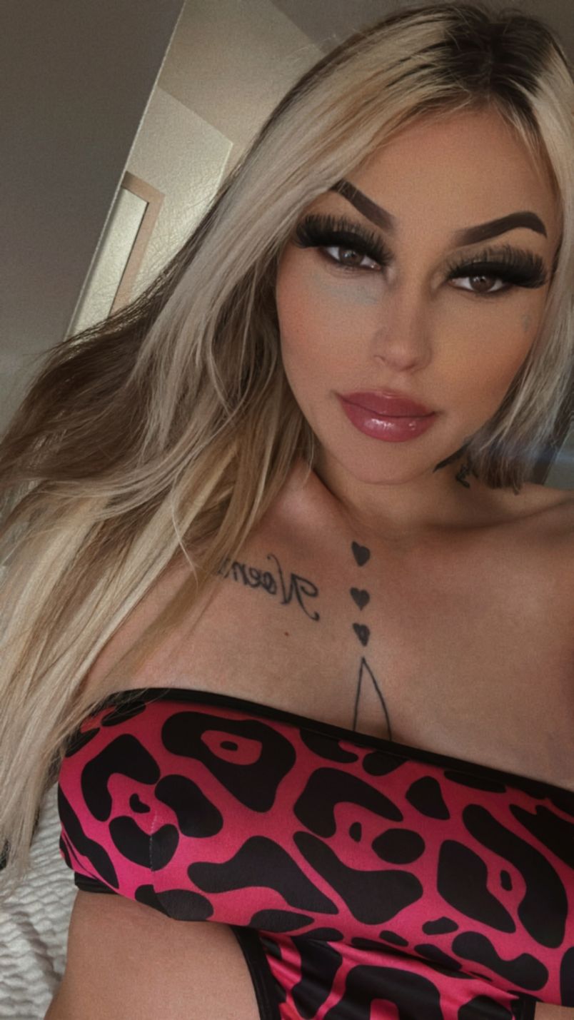 Deluxious Stephany 6