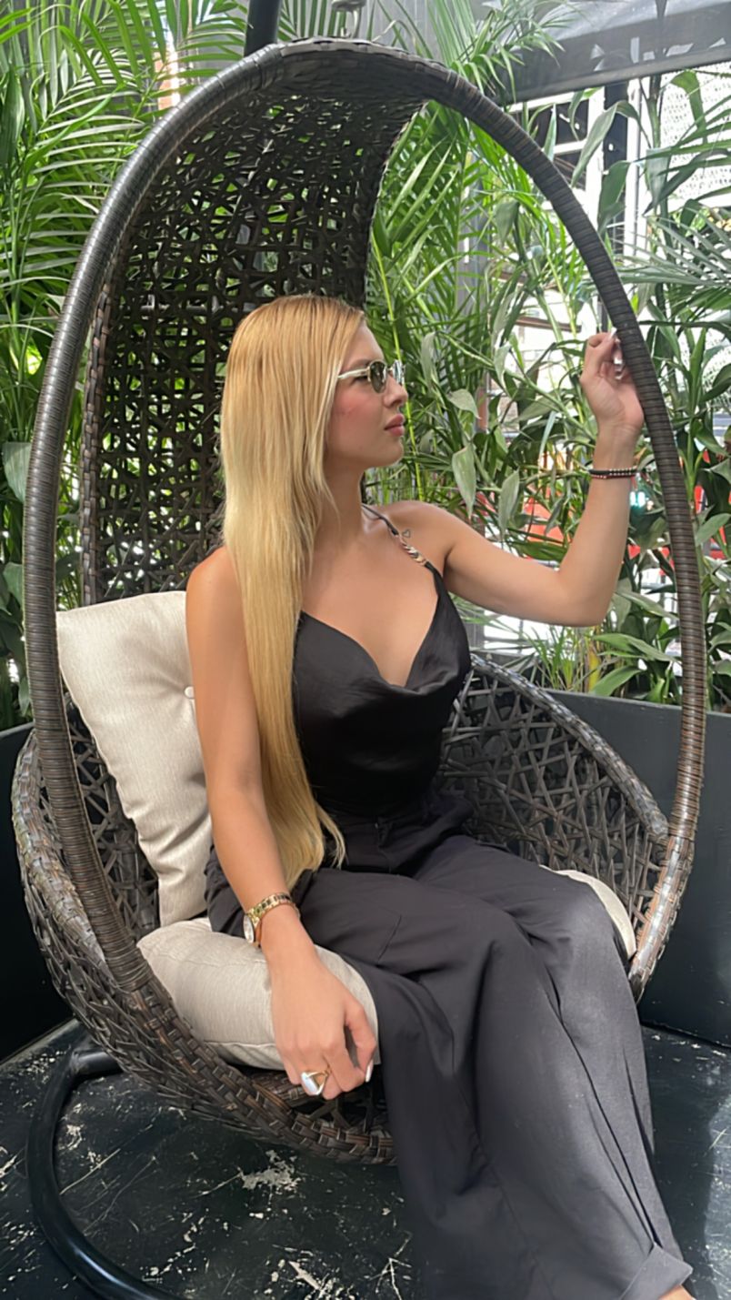 Chica Rubia Alta Delg 4