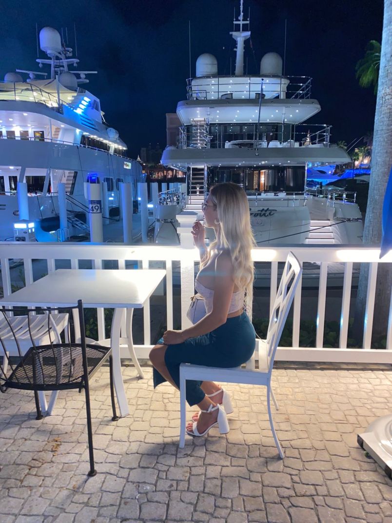 Chica Rubia Alta Delg 10